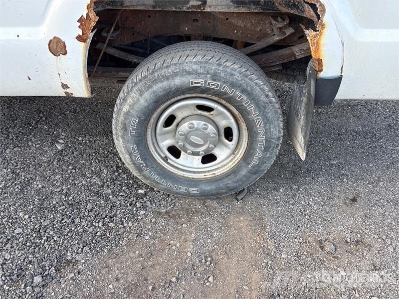 Ford F-350 4x4 Crew Cab Pickup 其他