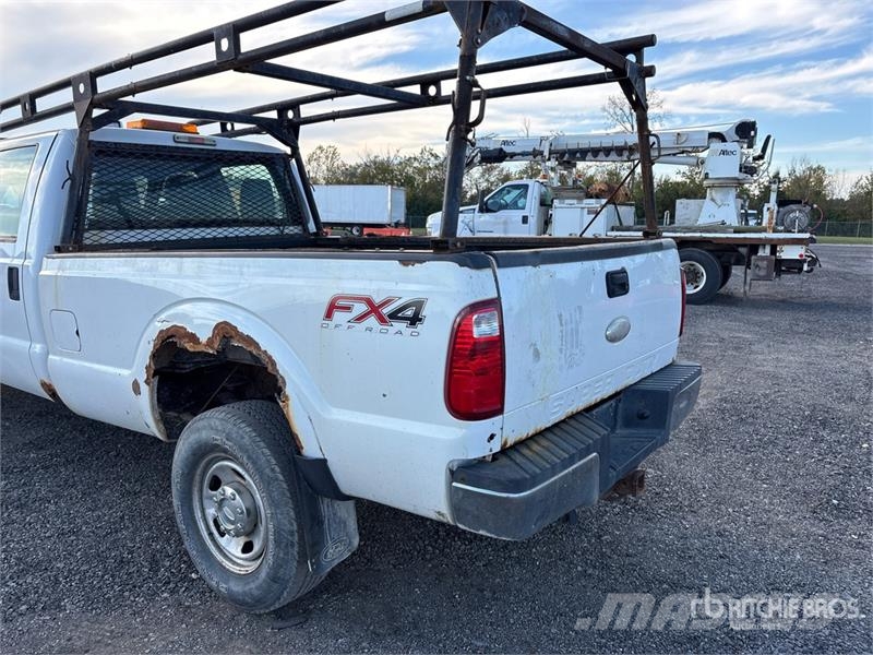 Ford F-350 4x4 Crew Cab Pickup 其他