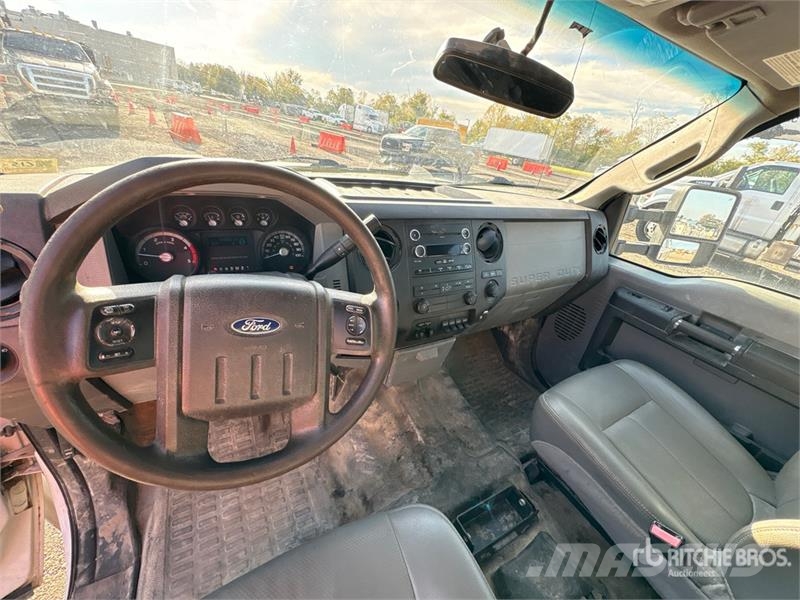 Ford F-350 4x4 Crew Cab Pickup 其他