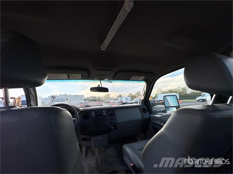 Ford F-350 4x4 Crew Cab Pickup 其他