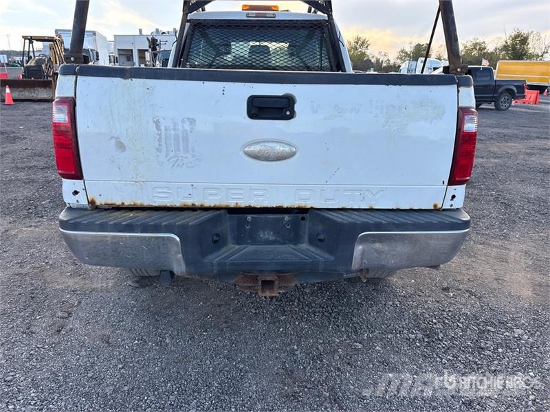 Ford F-350 4x4 Crew Cab Pickup 其他