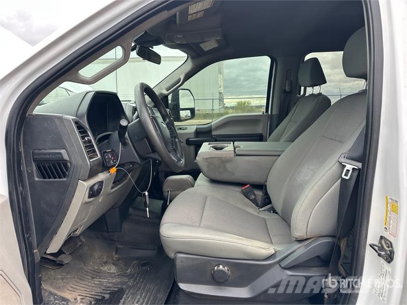 Ford F-350 XL 4x4 Crew Cab Pickup Drugi