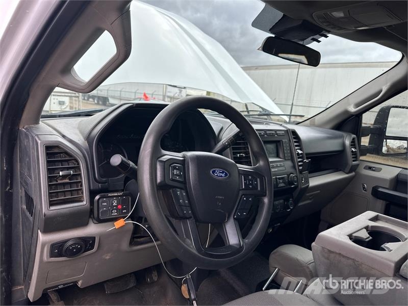 Ford F-350 XL 4x4 Crew Cab Pickup Drugi