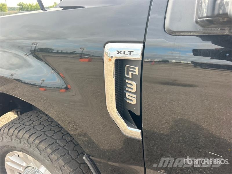Ford F-350 XLT 4x4 Crew Cab Pickup Ostalo