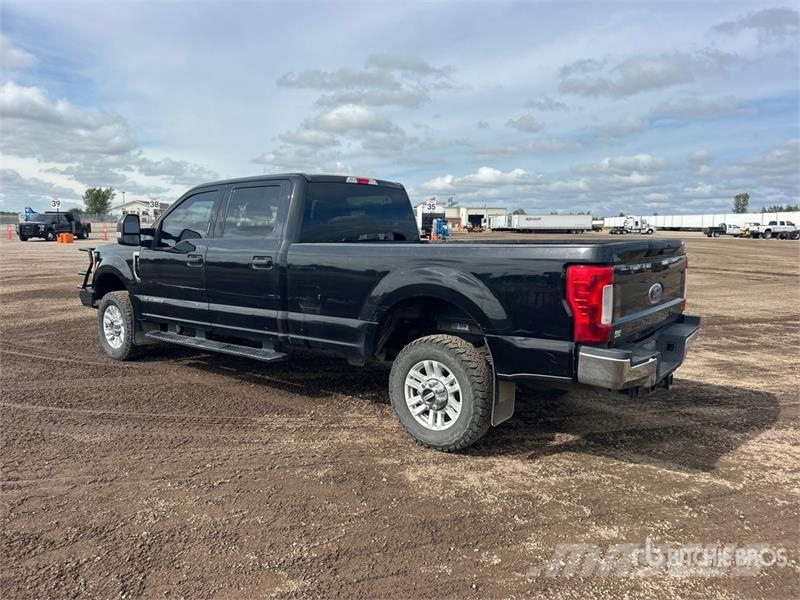 Ford F-350 XLT 4x4 Crew Cab Pickup Ostalo