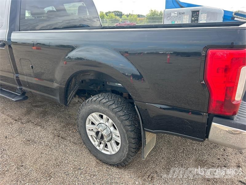 Ford F-350 XLT 4x4 Crew Cab Pickup Ostalo