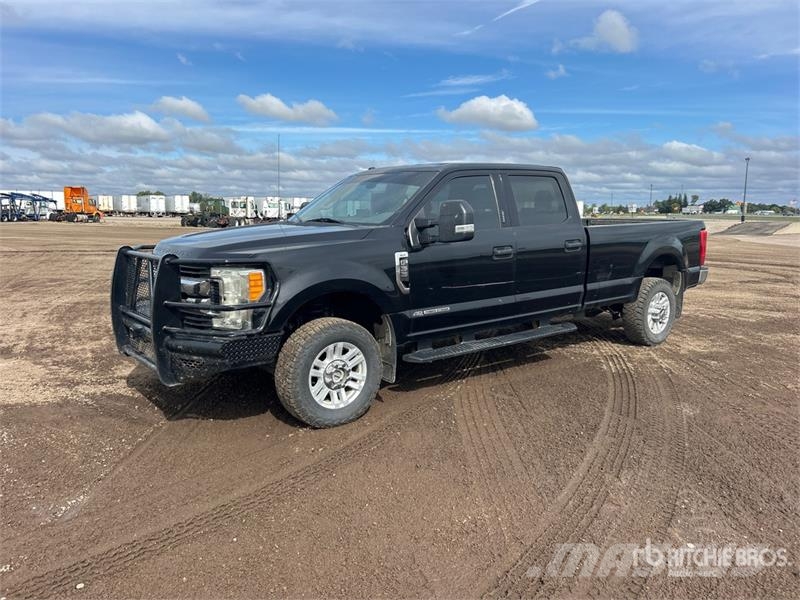 Ford F-350 XLT 4x4 Crew Cab Pickup Ostalo