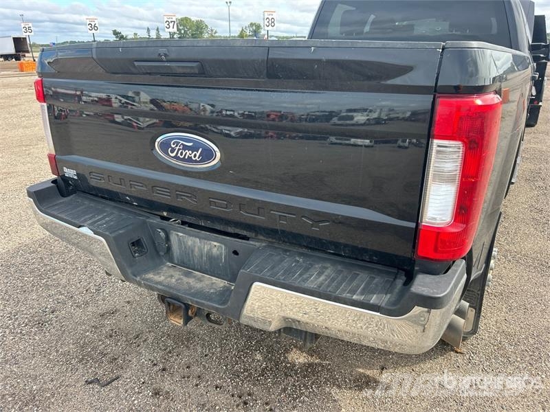 Ford F-350 XLT 4x4 Crew Cab Pickup Ostalo