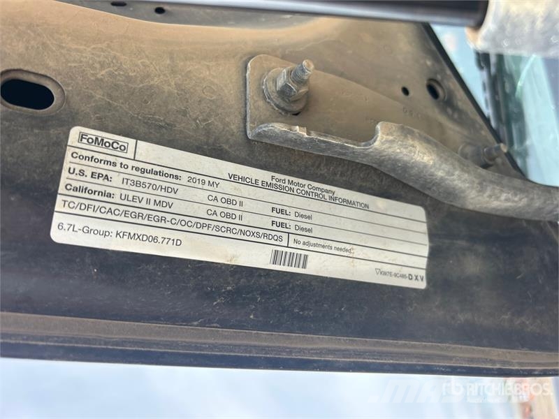 Ford F-350 XLT 4x4 Crew Cab Pickup Ostalo