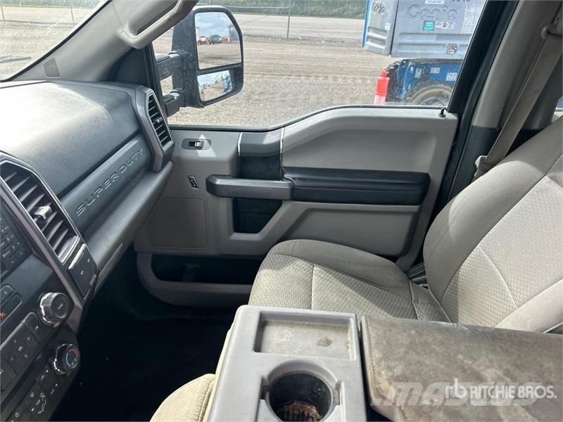 Ford F-350 XLT 4x4 Crew Cab Pickup Ostalo