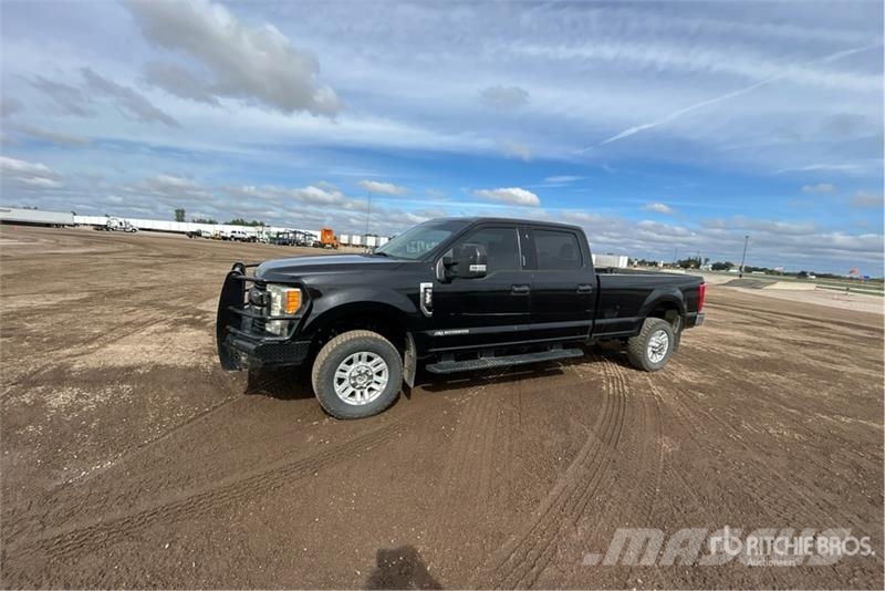 Ford F-350 XLT 4x4 Crew Cab Pickup Ostalo