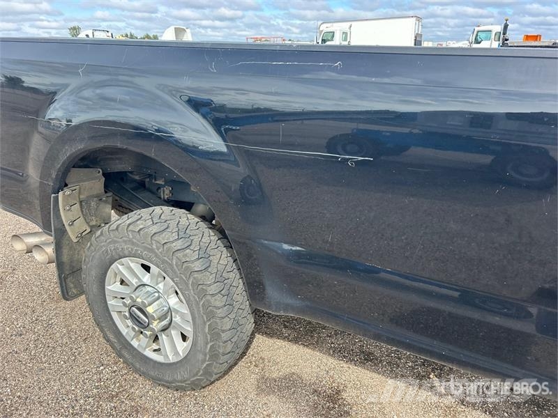 Ford F-350 XLT 4x4 Crew Cab Pickup Ostalo