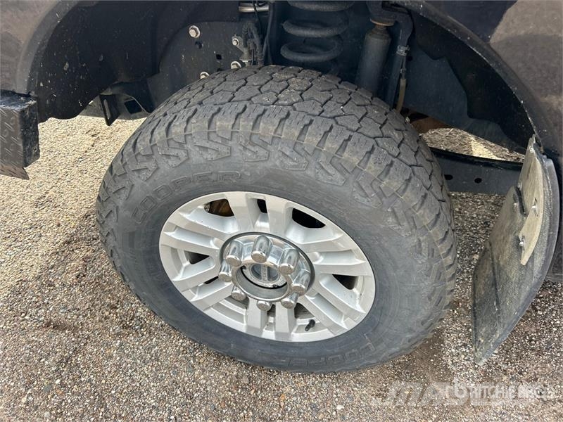 Ford F-350 XLT 4x4 Crew Cab Pickup Ostalo