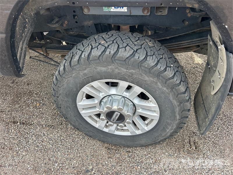 Ford F-350 XLT 4x4 Crew Cab Pickup Ostalo