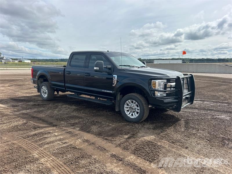 Ford F-350 XLT 4x4 Crew Cab Pickup Ostalo