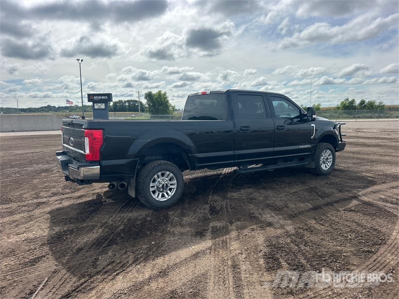 Ford F-350 XLT 4x4 Crew Cab Pickup Ostalo