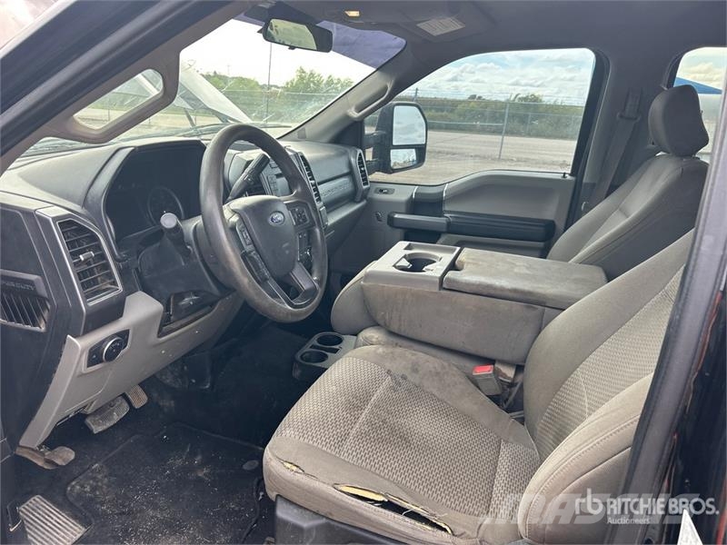 Ford F-350 XLT 4x4 Crew Cab Pickup Ostalo