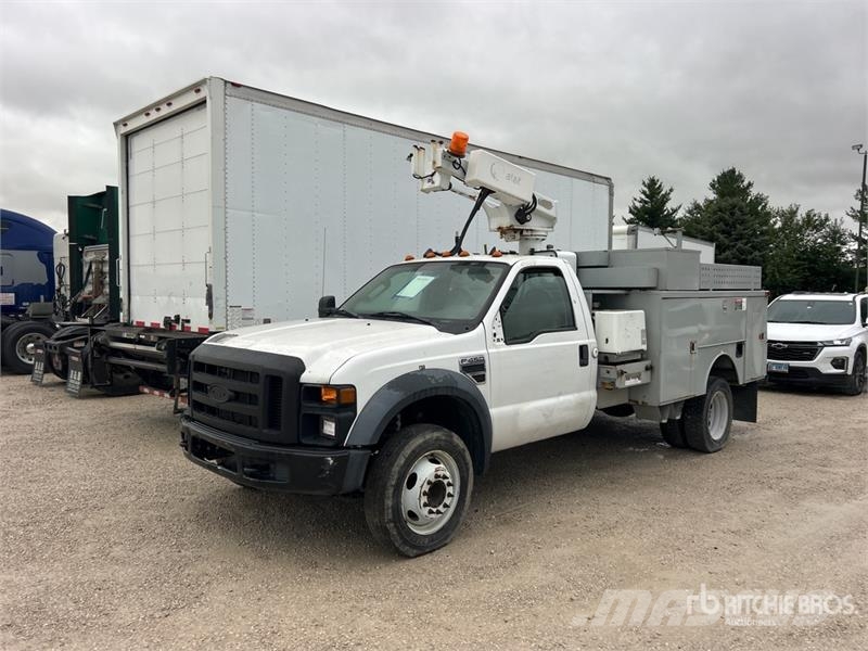 Ford F-450 Teherautóra szerelt emelők és állványok