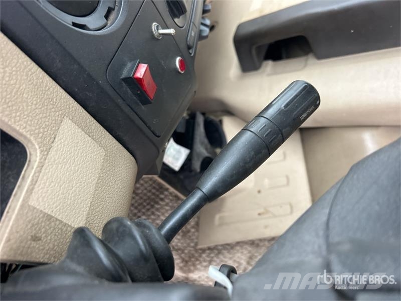 Ford F-450 Teherautóra szerelt emelők és állványok