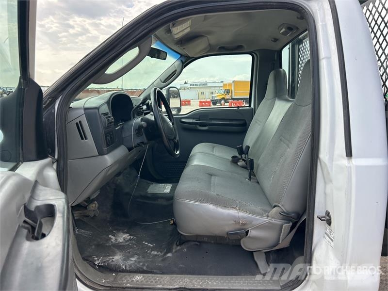 Ford F-450 Pritschenwagen/Pritschenwagen mit Seitenklappe
