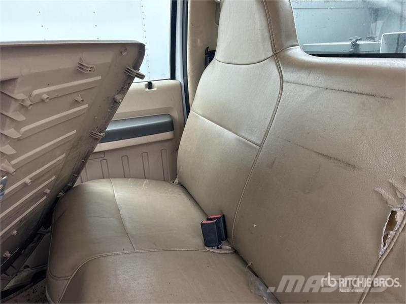 Ford F-450 Teherautóra szerelt emelők és állványok
