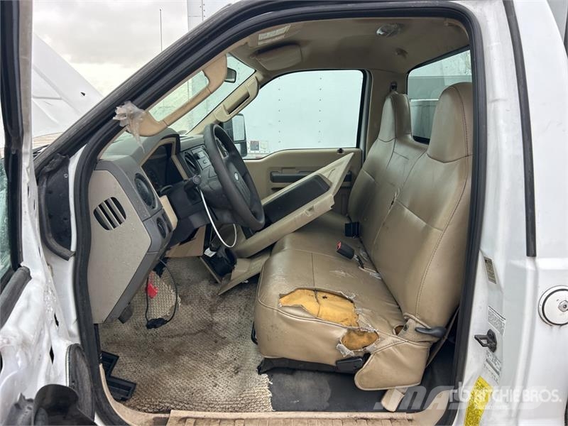 Ford F-450 Teherautóra szerelt emelők és állványok