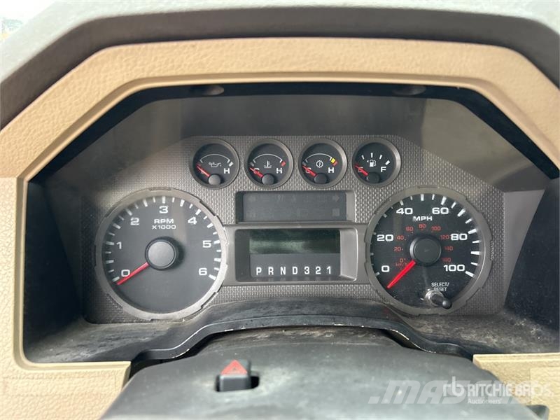 Ford F-450 Teherautóra szerelt emelők és állványok