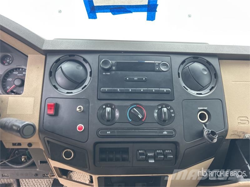 Ford F-450 Teherautóra szerelt emelők és állványok