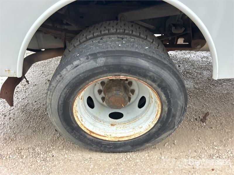 Ford F-450 Teherautóra szerelt emelők és állványok