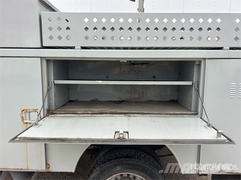 Ford F-450 Teherautóra szerelt emelők és állványok