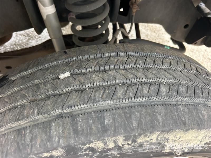 Ford F-450 Teherautóra szerelt emelők és állványok