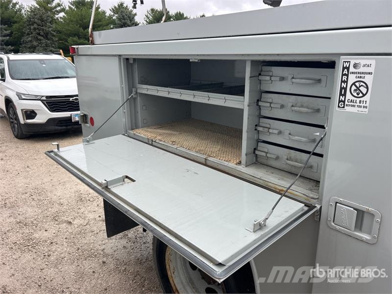 Ford F-450 Teherautóra szerelt emelők és állványok