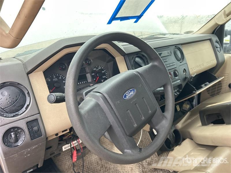 Ford F-450 Teherautóra szerelt emelők és állványok