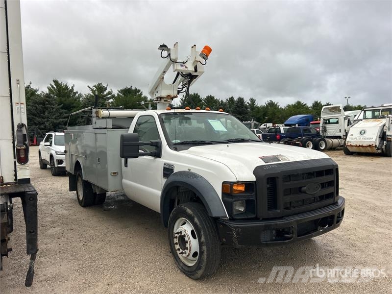 Ford F-450 Teherautóra szerelt emelők és állványok