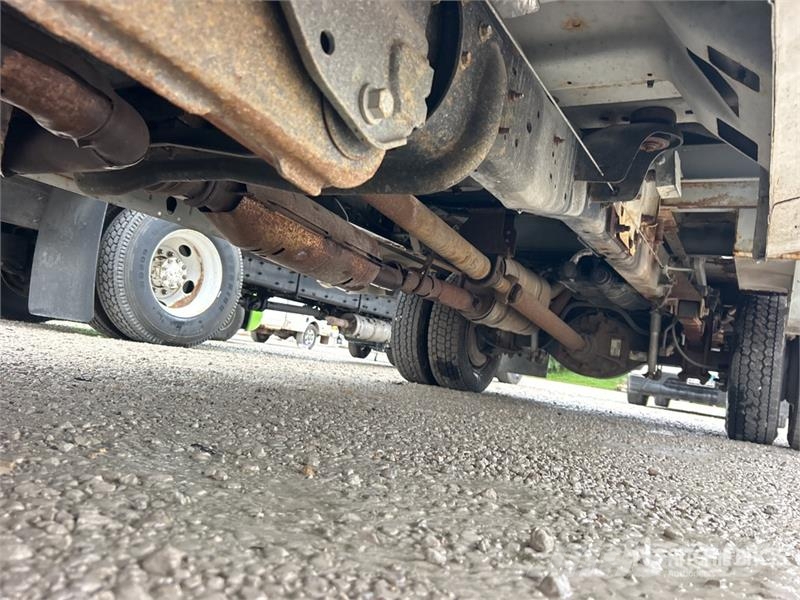 Ford F-450 Teherautóra szerelt emelők és állványok