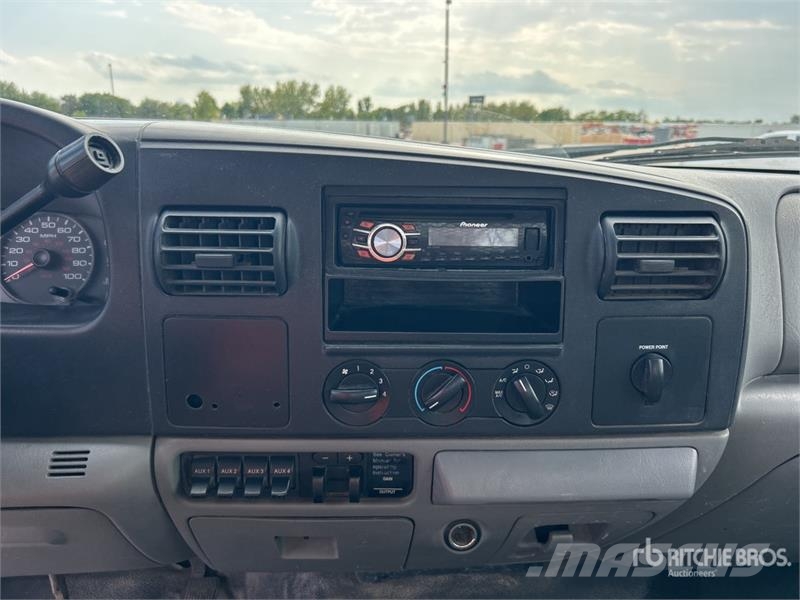 Ford F-450 Pritschenwagen/Pritschenwagen mit Seitenklappe