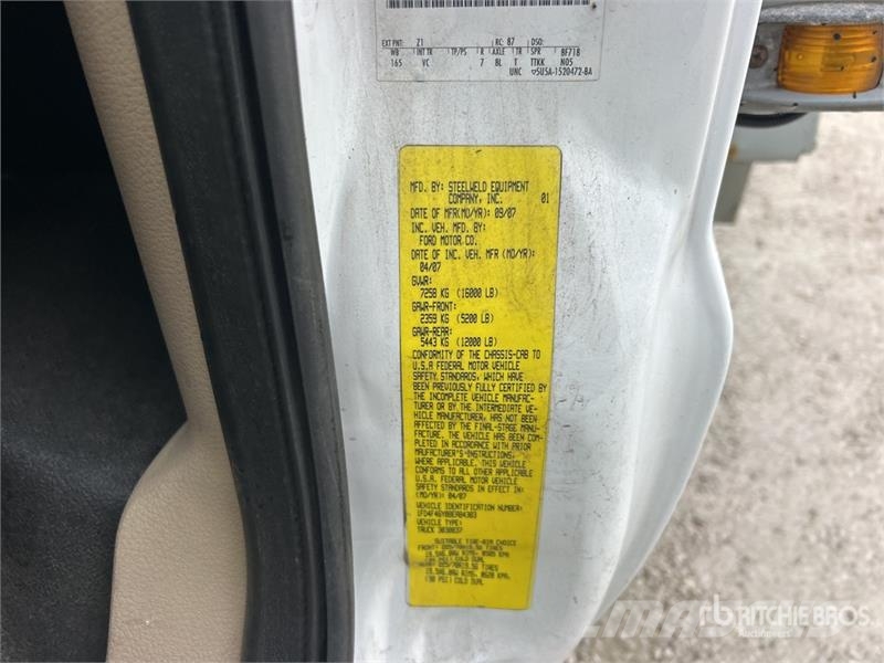Ford F-450 Teherautóra szerelt emelők és állványok
