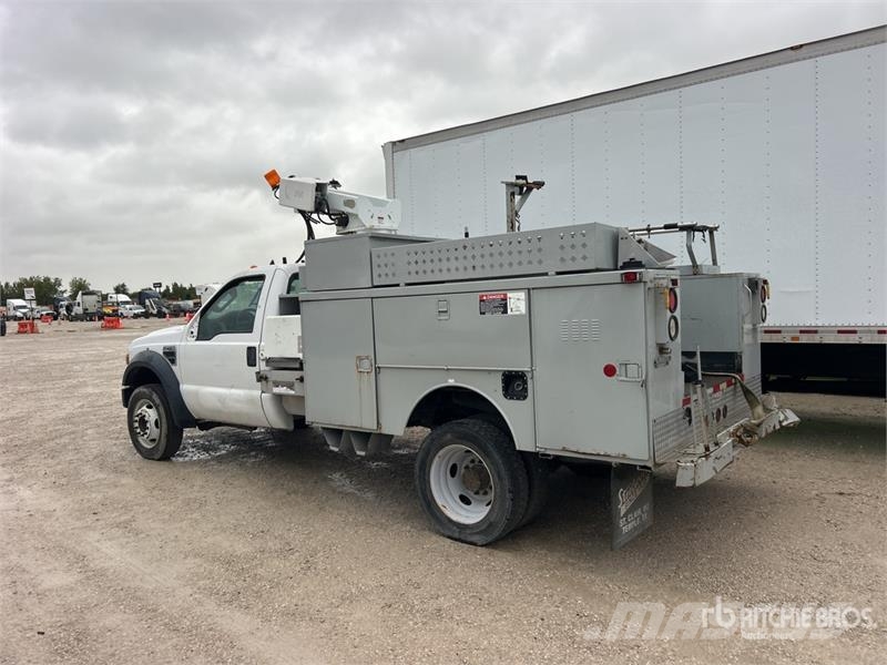 Ford F-450 Teherautóra szerelt emelők és állványok
