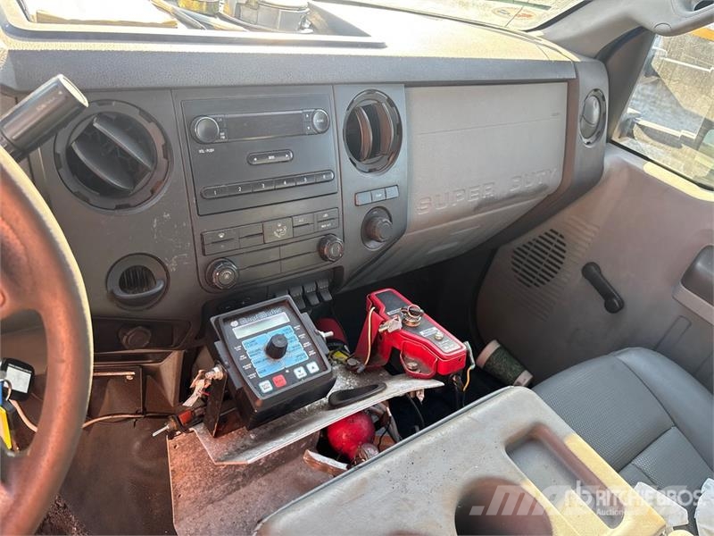 Ford F-450 Pritschenwagen/Pritschenwagen mit Seitenklappe
