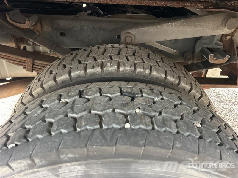 Ford F-450 Teherautóra szerelt emelők és állványok