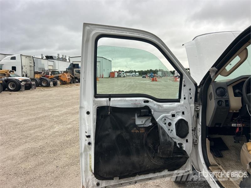 Ford F-450 Teherautóra szerelt emelők és állványok