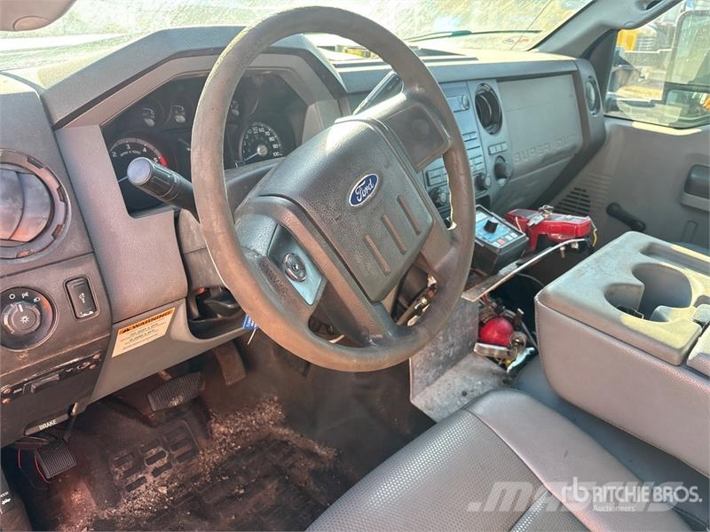 Ford F-450 Pritschenwagen/Pritschenwagen mit Seitenklappe