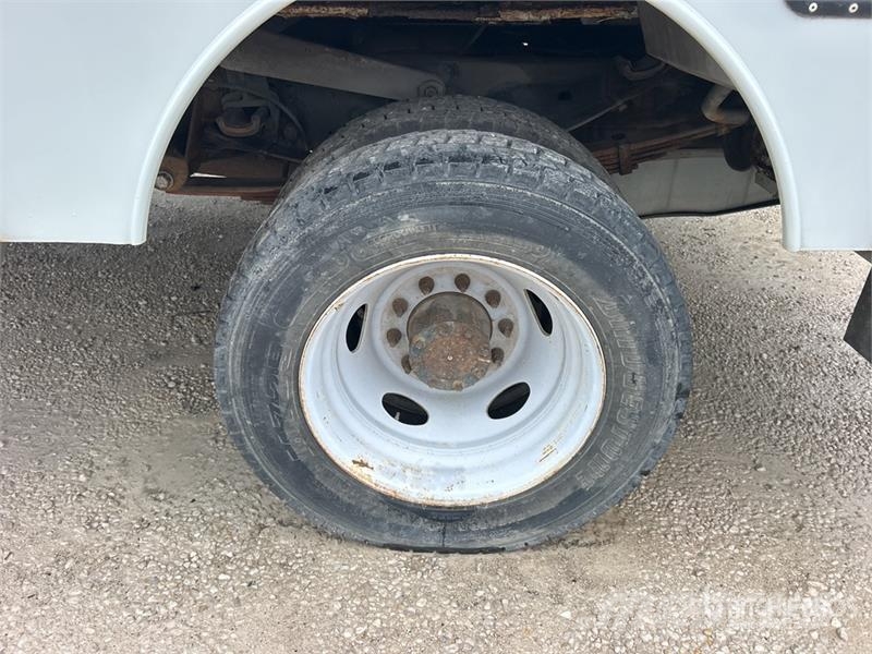 Ford F-450 Teherautóra szerelt emelők és állványok