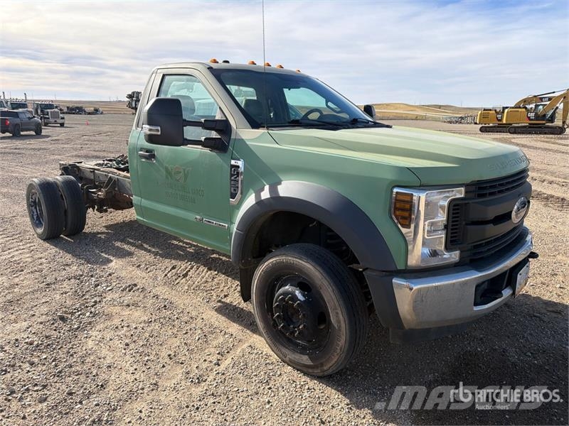 Ford F-450 4x2 Cab and Chassis Kabíny a interiér