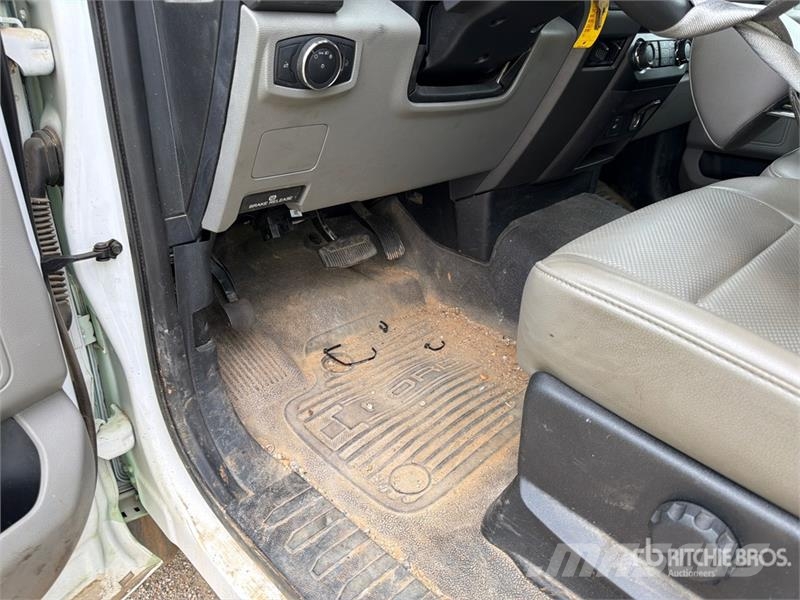 Ford F-450 4x2 Cab and Chassis Kabine i unutrašnjost