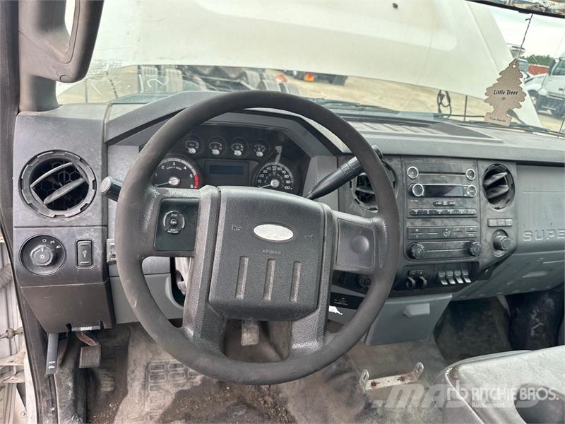 Ford F-450 4x2 Cab and Chassis Kabiny a interiér