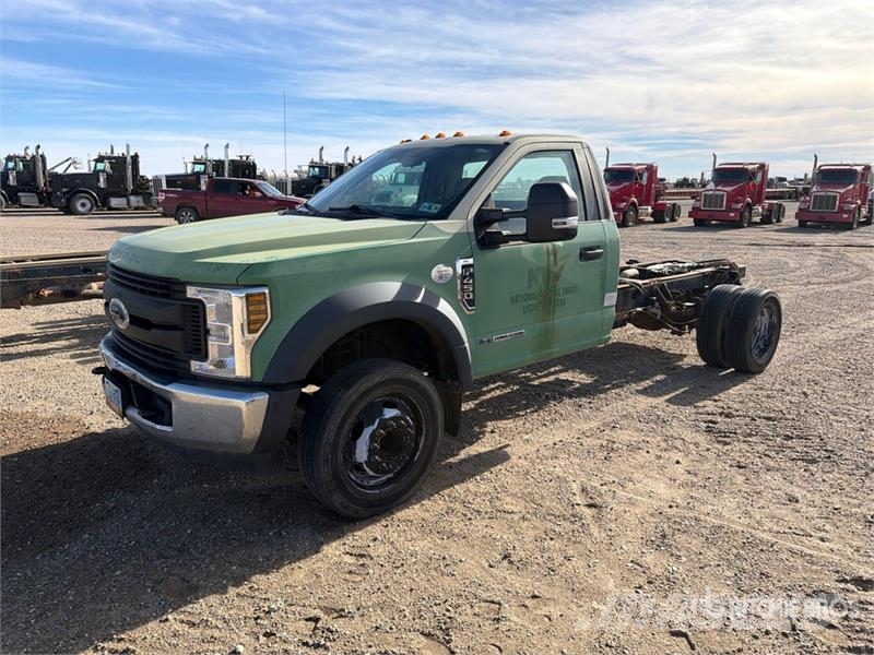 Ford F-450 4x2 Cab and Chassis Kabíny a interiér