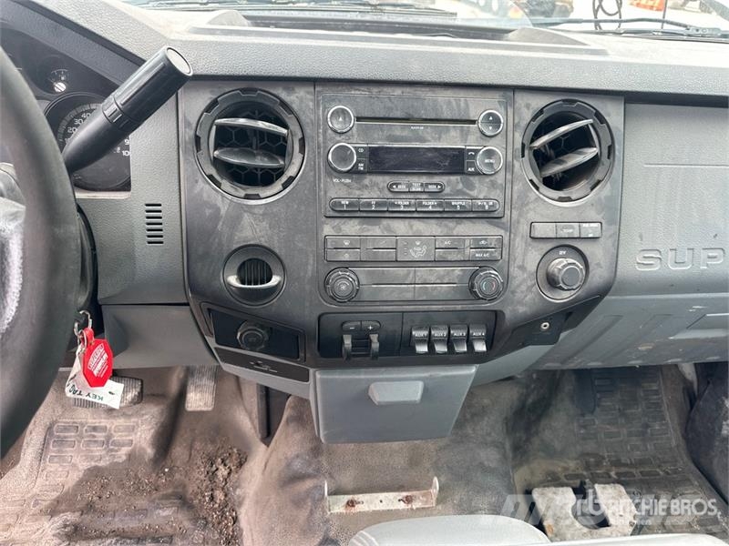 Ford F-450 4x2 Cab and Chassis Kabiny a interiér