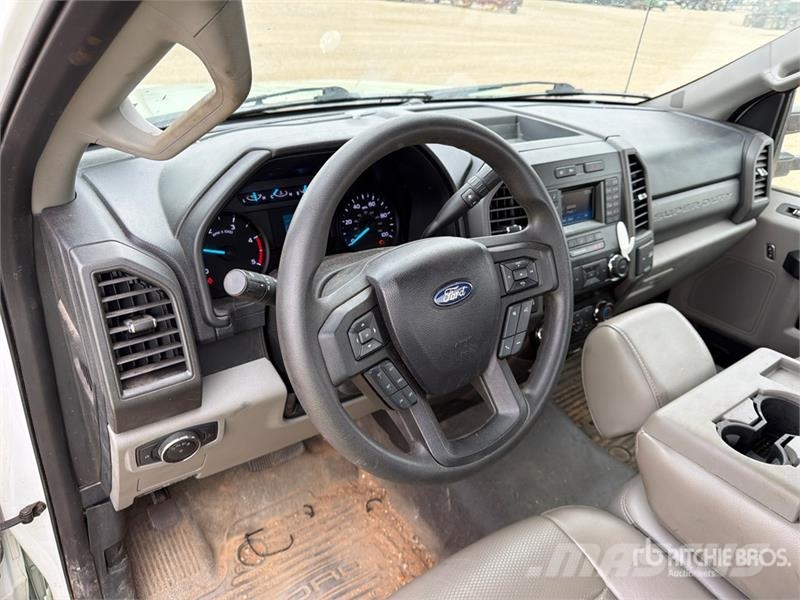 Ford F-450 4x2 Cab and Chassis Kabine i unutrašnjost