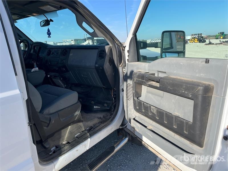 Ford F-450 4x4 Crew Cab Cab and Chassis Cabines